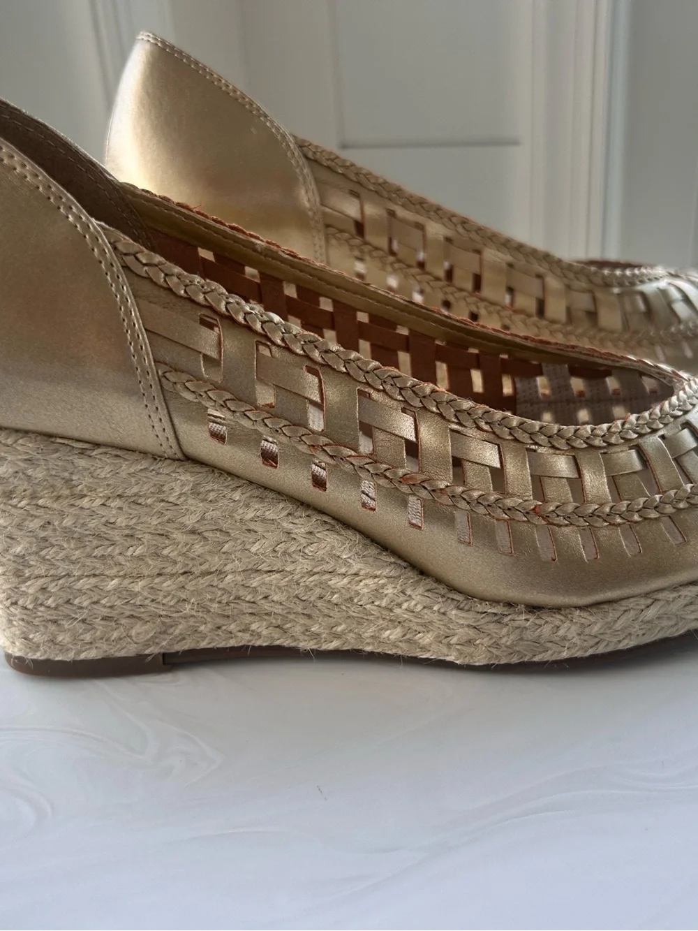 Apostrophe woven upper